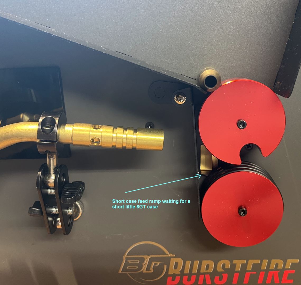 Short case feed ramp in position for a 6GT case