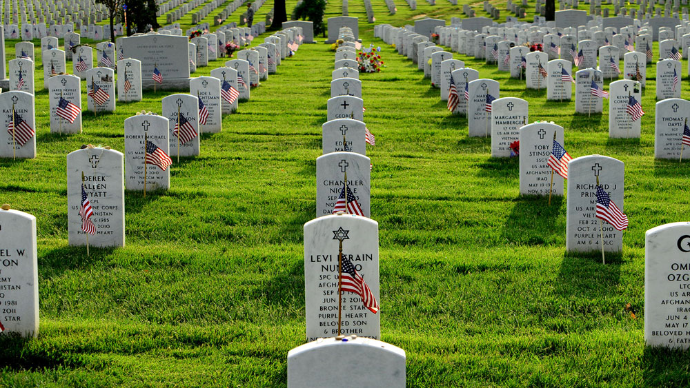 015-soldiers-plant-flags-at-arlington.jpg