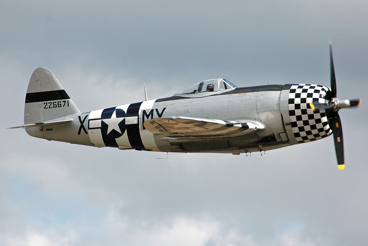 1200px-P-47D-40_Thunderbolt_44-95471_side.jpg