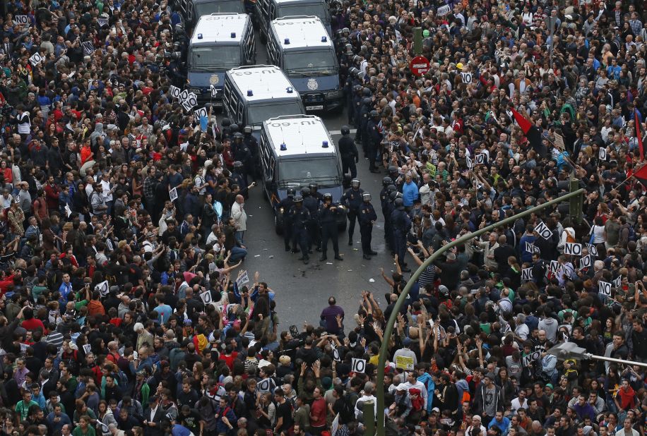 120926102703-01-spain-riots-0926.jpg