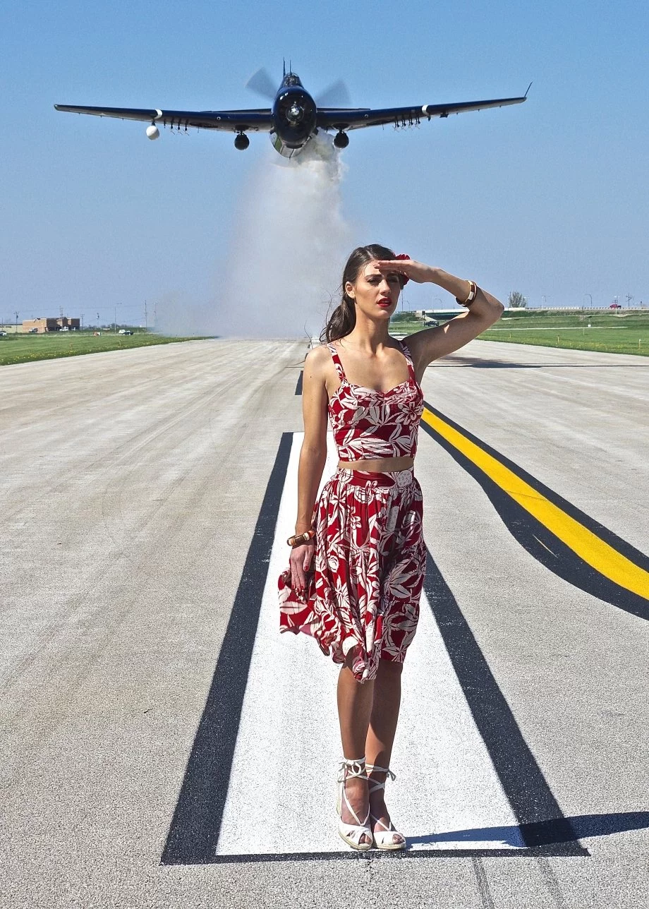Человек под самолет. Девушка в самолете. Фотосессия с самолетом. Девушка на фоне самолета. Девушка на взлетной полосе.