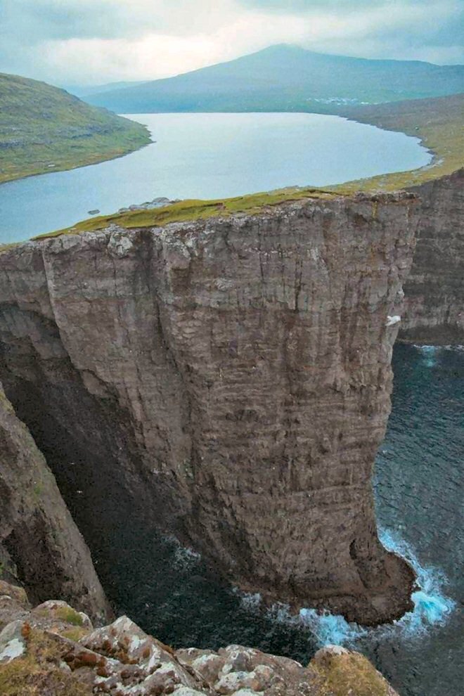 1858744301_LakeSrvgsvatnFaroeIslands.jpg.3c2f90a0cbd5249d8d20eda47e6c22fb.jpg