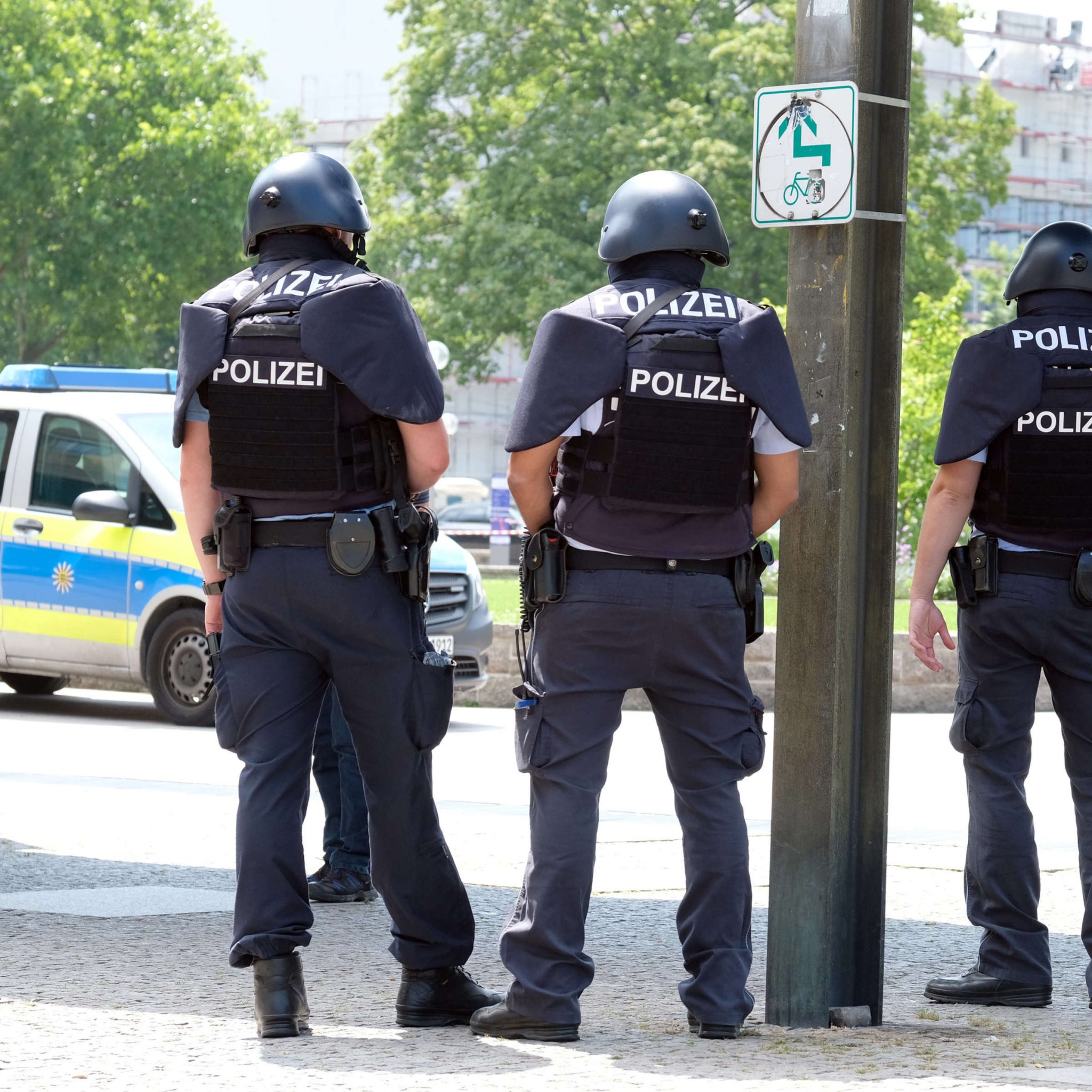 1897359721-grosseinsatz-polizei-stuttgart-1EoxGxlYec.jpg