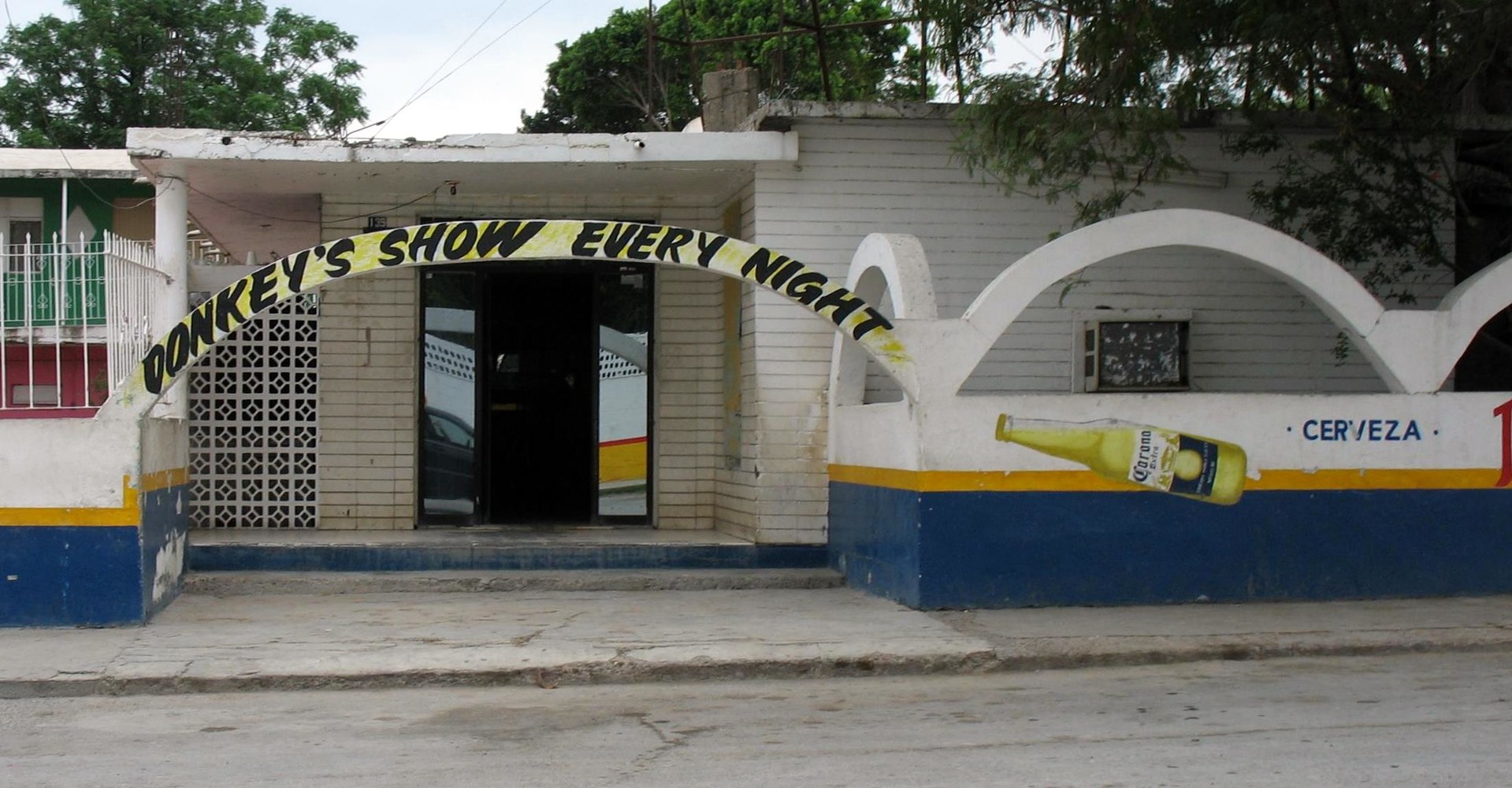1920px-Donkey-bar.jpg