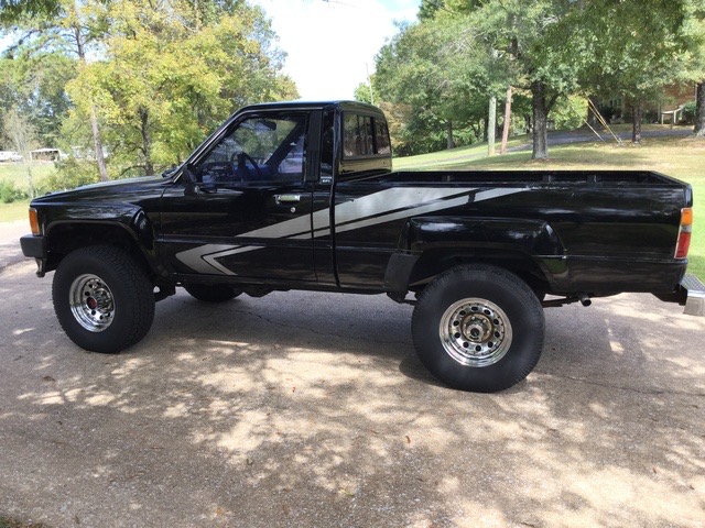 1988_toyota_pickup_2_dr_std_4wd_standard_cab_sb-pic-7896630196169219078-640x480.jpeg