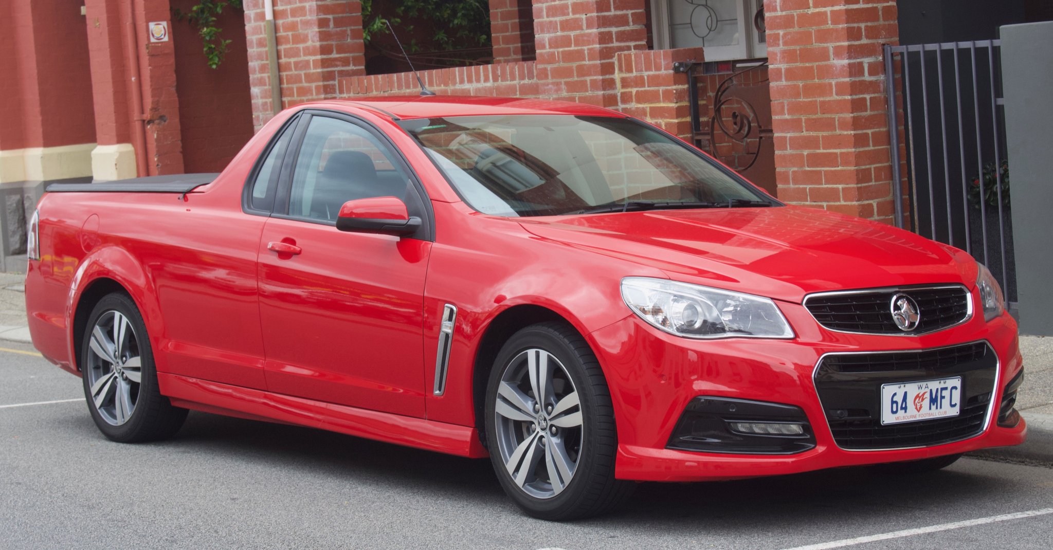 2014_Holden_Ute_(VF_MY14)_SV6_utility_(2018-10-01)_01.jpg