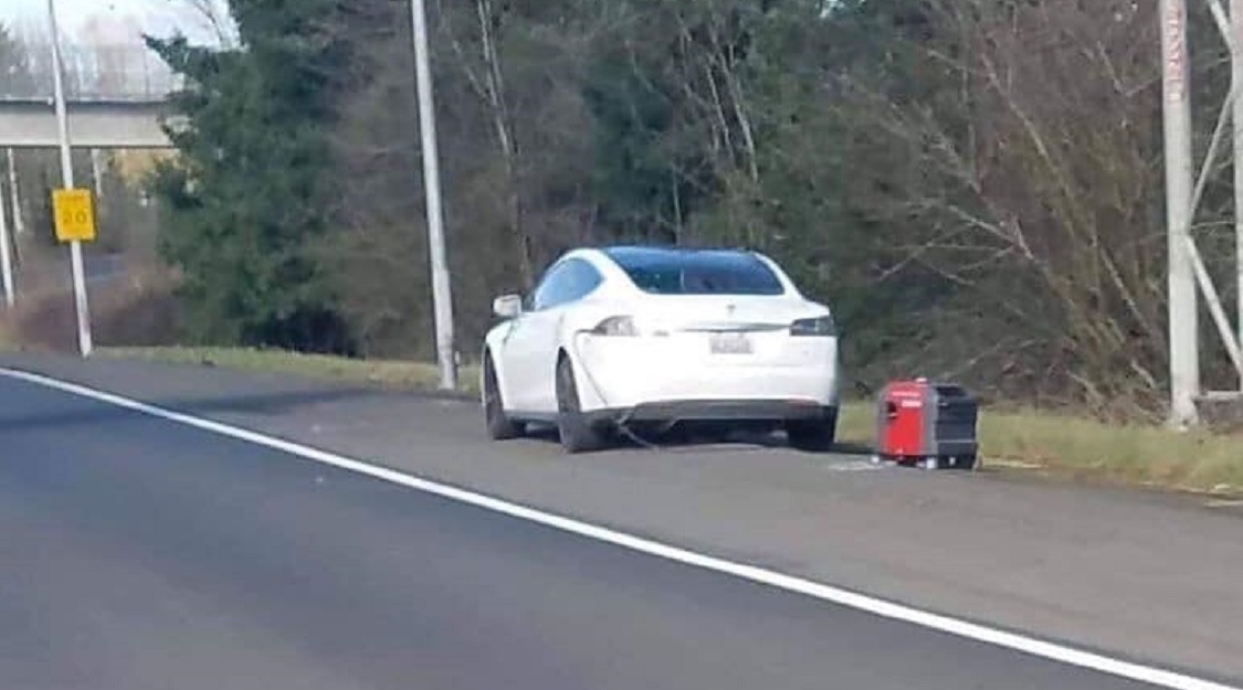 2020.2.17-Tesla-stranded.jpg