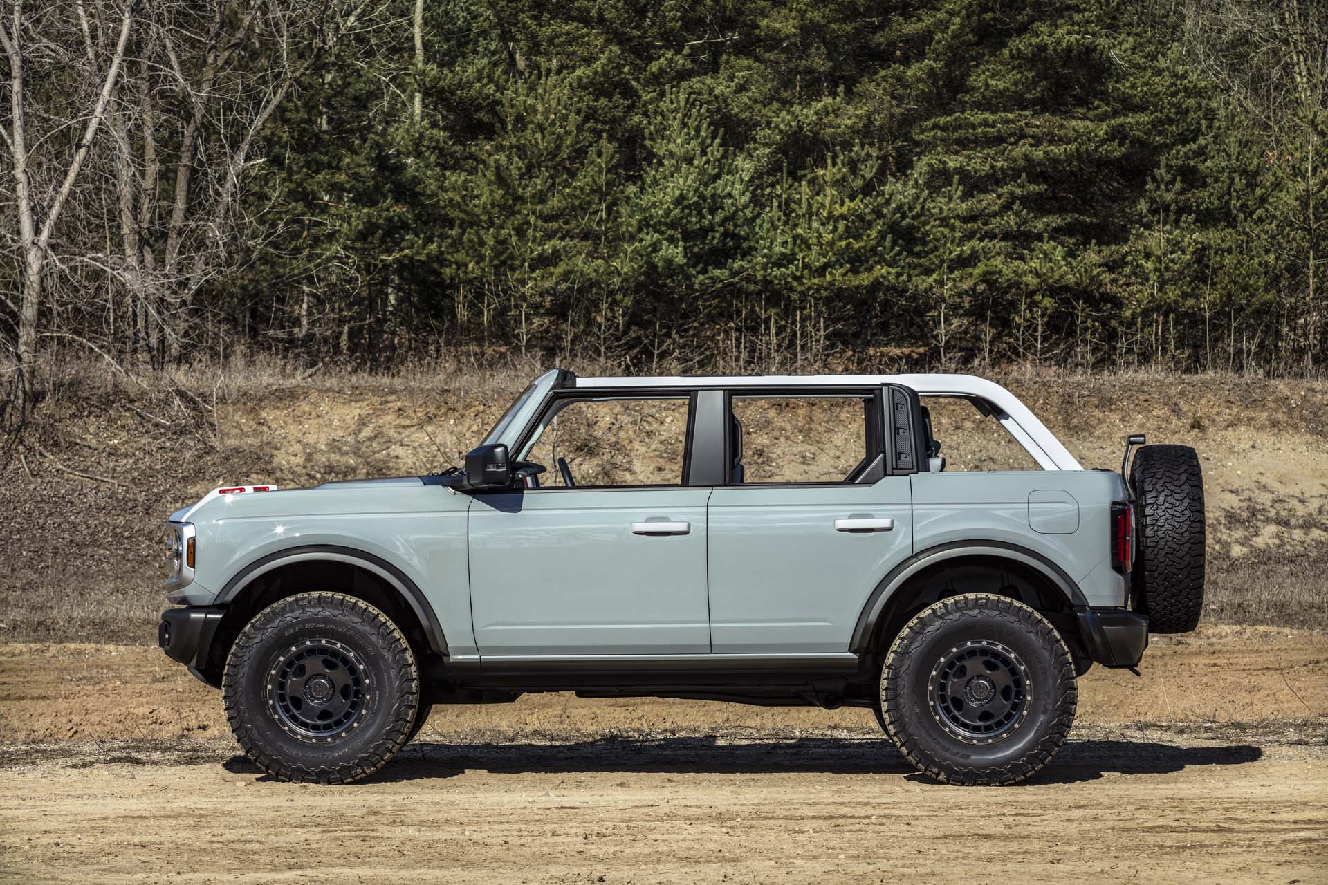 2021-ford-bronco_100752216_h.jpg
