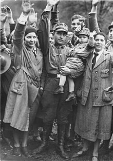220px-Bundesarchiv_Bild_102-12405,_Bad_Harzburg,_Jubelnde_NSDAP-Anhänger.jpg