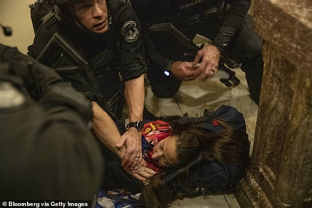38436222-9183085-Officers_were_later_seen_tending_to_the_bleeding_woman_on_the_fl-a-10_1611570...jpg
