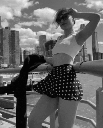 4-hot-GIF.gif