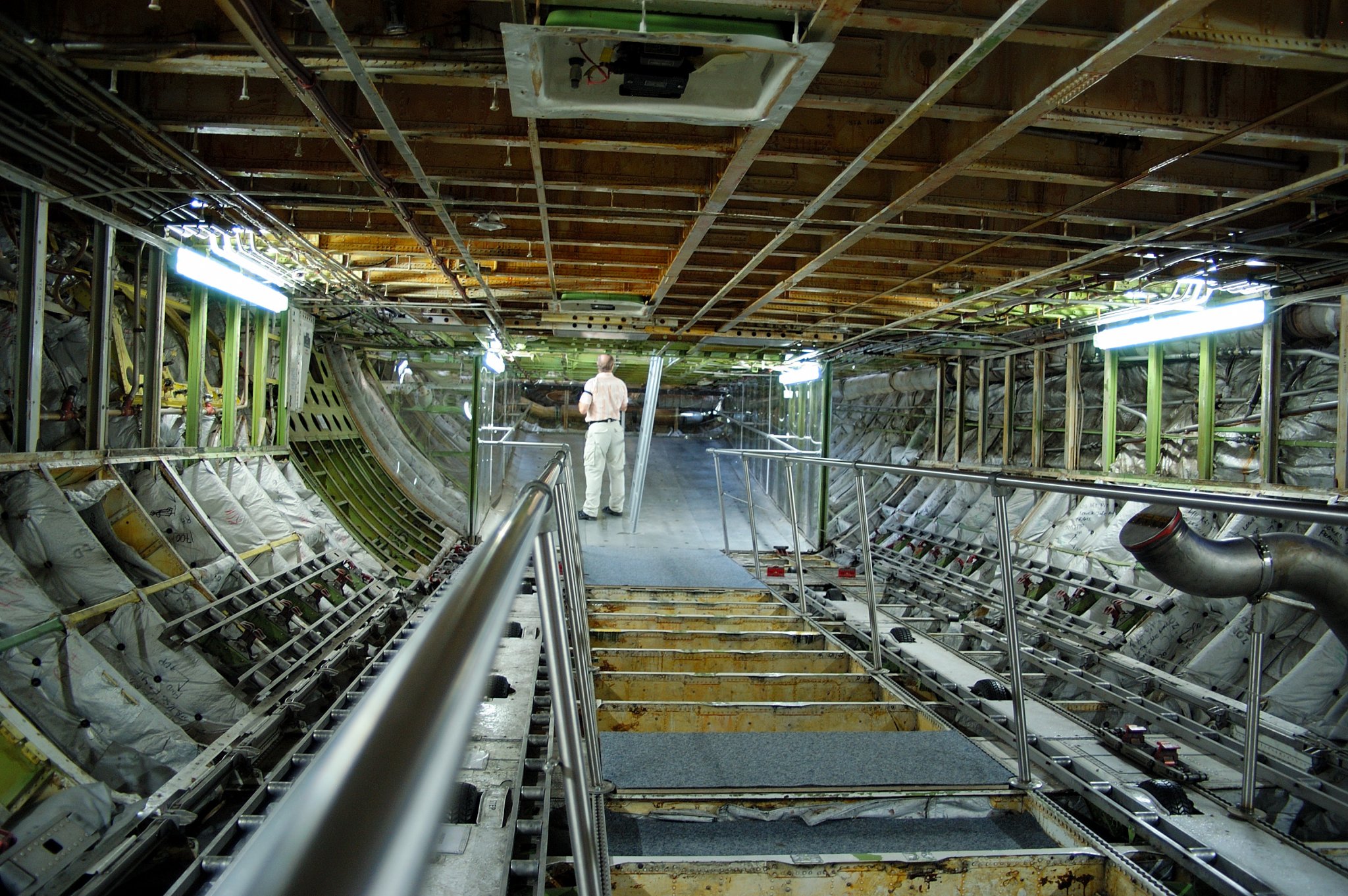 747 cargo hold.jpg