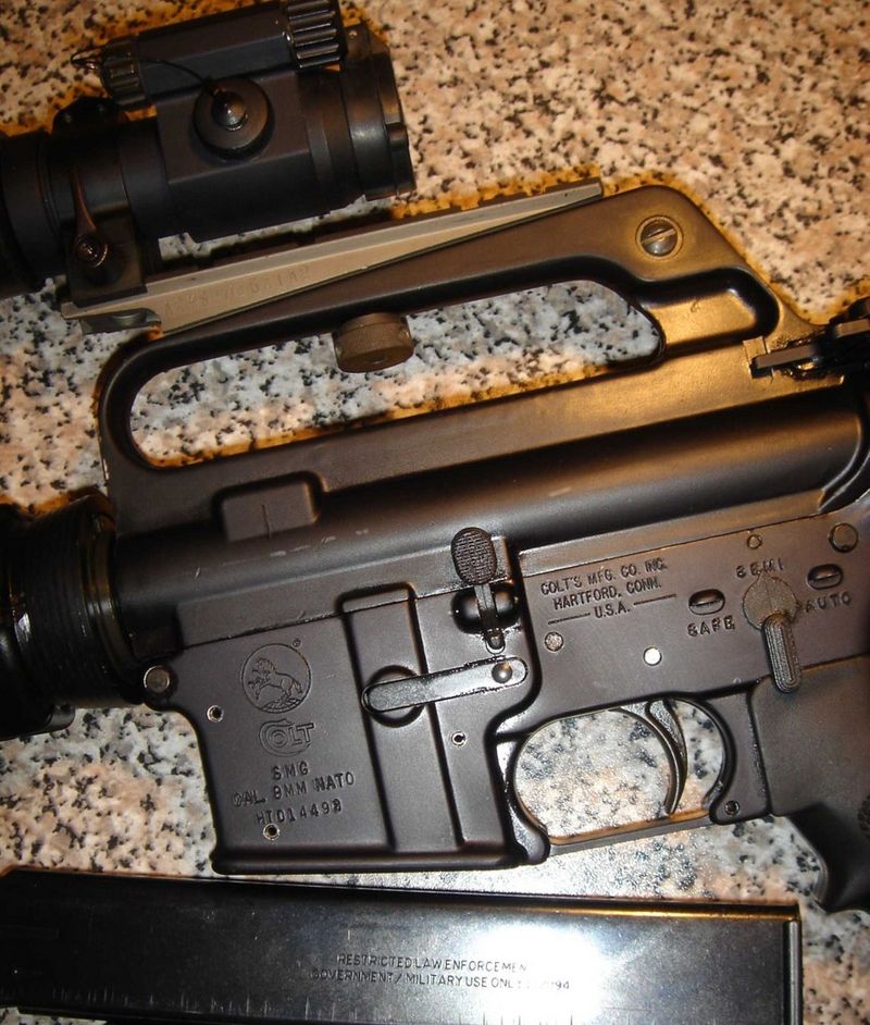 800px-Eds_Colt_SMG_635_left_side_with_M2_sight.jpg