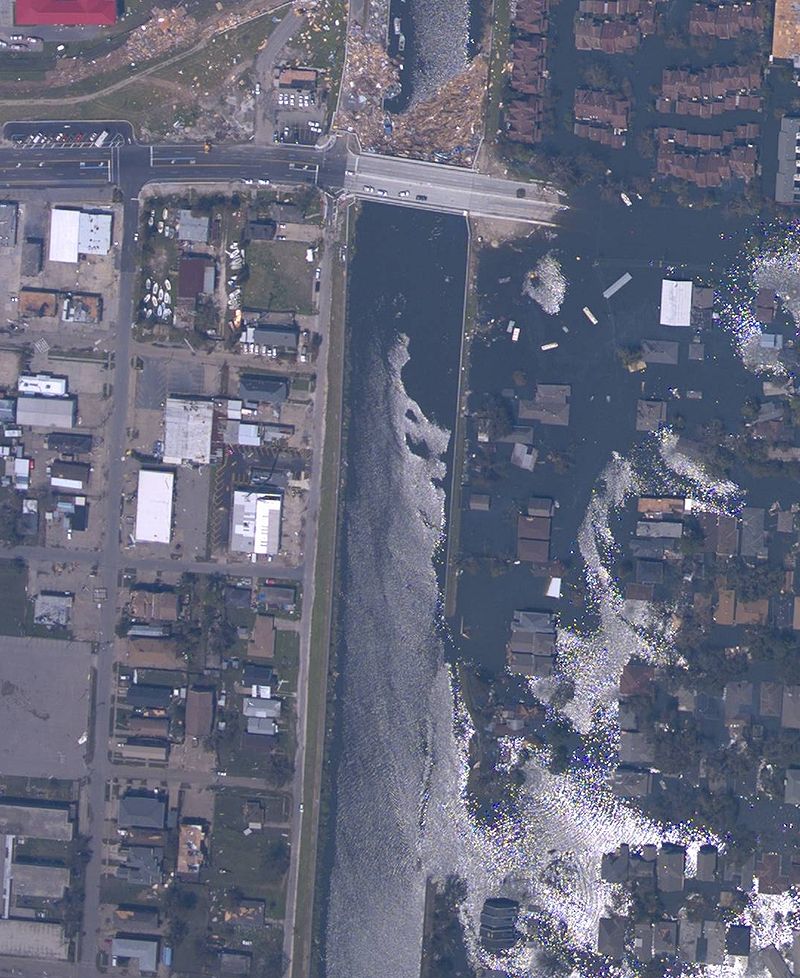 800px-NOAA_Katrina_NOLA_17th_Street_breach_Aug_31_2005.jpg
