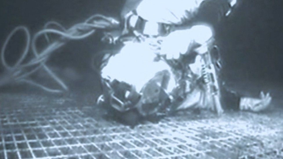 _106317225_diver_acl_0404_2100tn_frame_3395.jpg