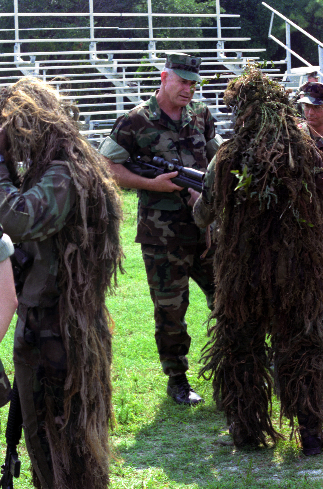 a-colonel-talks-with-a-sniper-while-holding-his-m-40a1-762mm-sniping-rifle-7c5c4c-1600.jpg