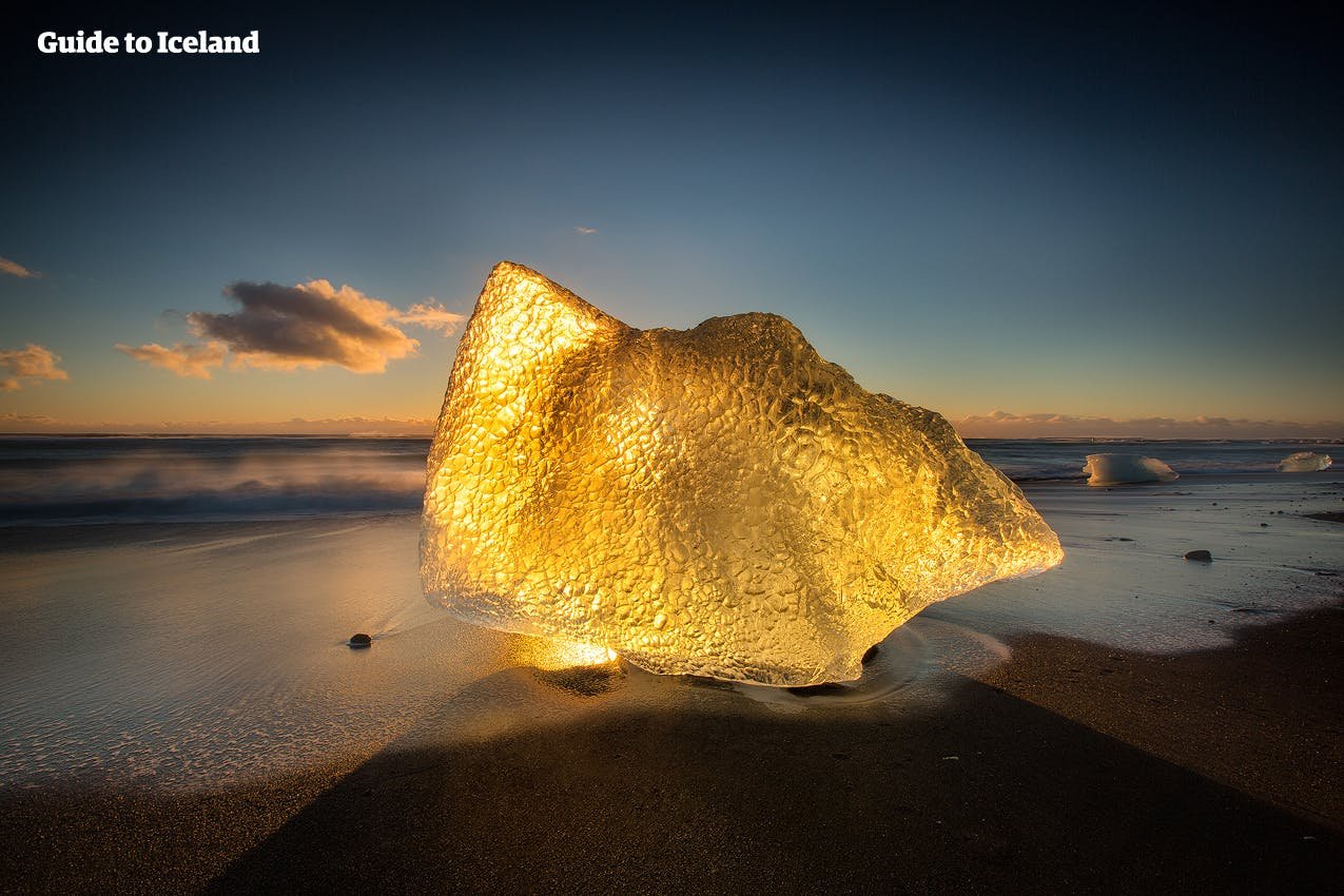 a-large-iceberg-on-diamond-beach-12.jpg.ab6fe1a59eb455241b1ebbd8aa771e67.jpg