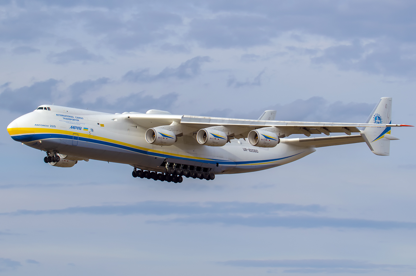 Antonov_Design_Bureau_Antonov_An-225_Mriya_at_Leipzig_Halle_(EDDP-LEJ).jpg