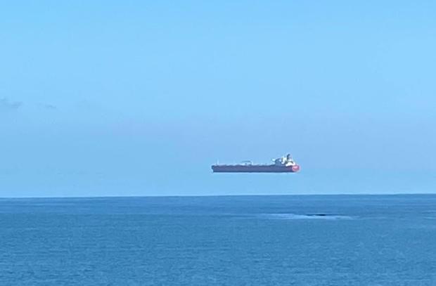 apex-hovering-ship-illusion-03.jpg
