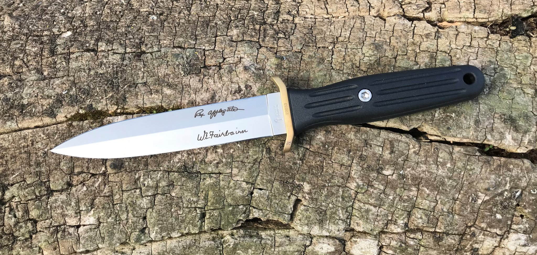 Boker Applegate Fairbairn on log.JPG