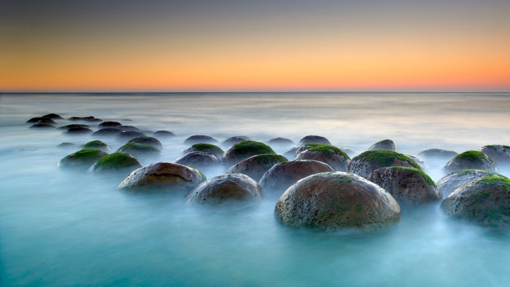 BowlingBallBeach_EN-US11123816783_1366x768-1000x562.jpg