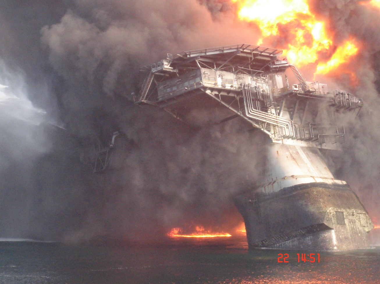 Deepwater Horizon.Buring and Going down. 016.jpg