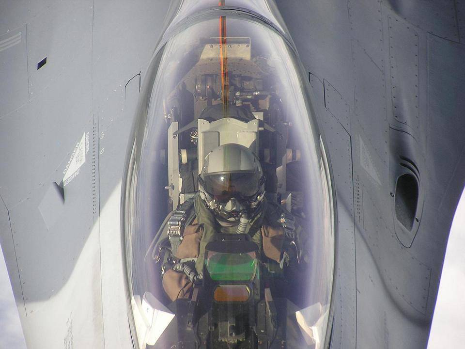 F16 cockpit.jpg