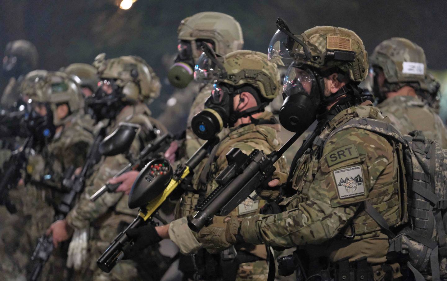 fed-officers-ap.jpg