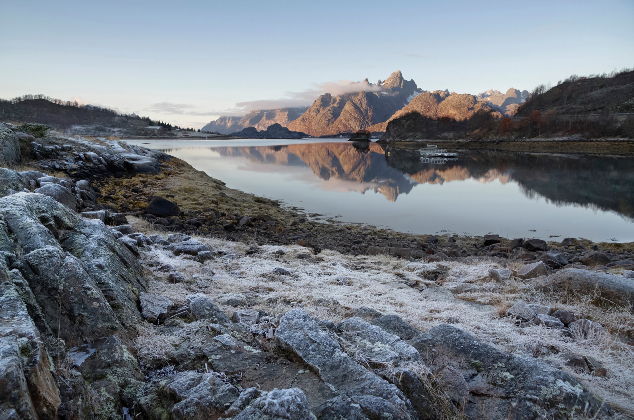 Frosty_Raftsundet_landscape_with_Trolltindan_in_morning,_2012_October.jpeg