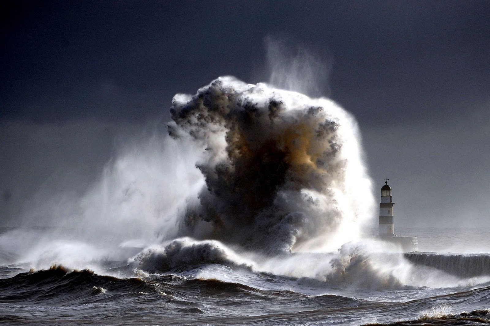Gale+Force+winds+batter+Seaham+harbor-1.jpeg