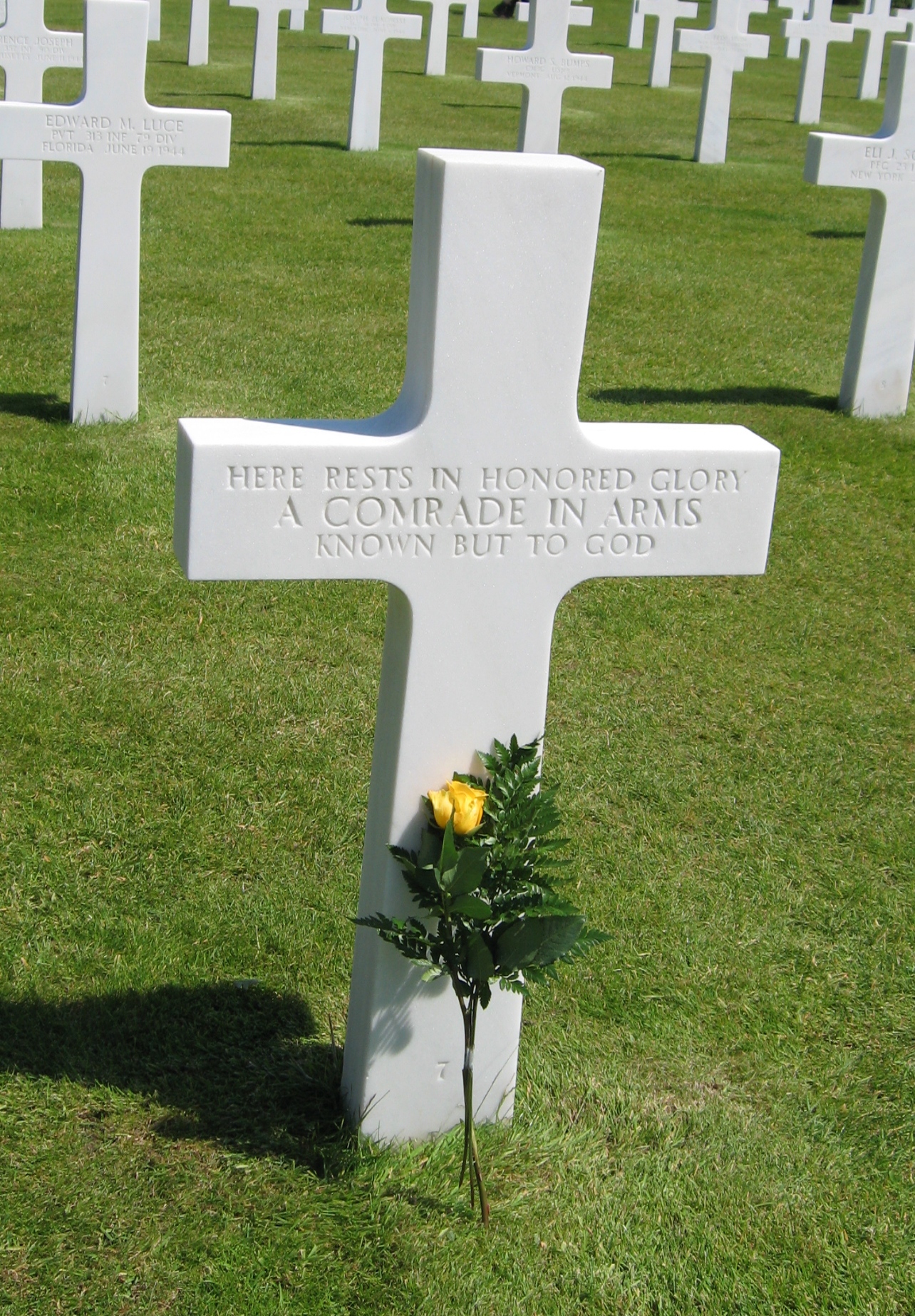 Grave of Unknown at Colleville su Mer II.jpeg