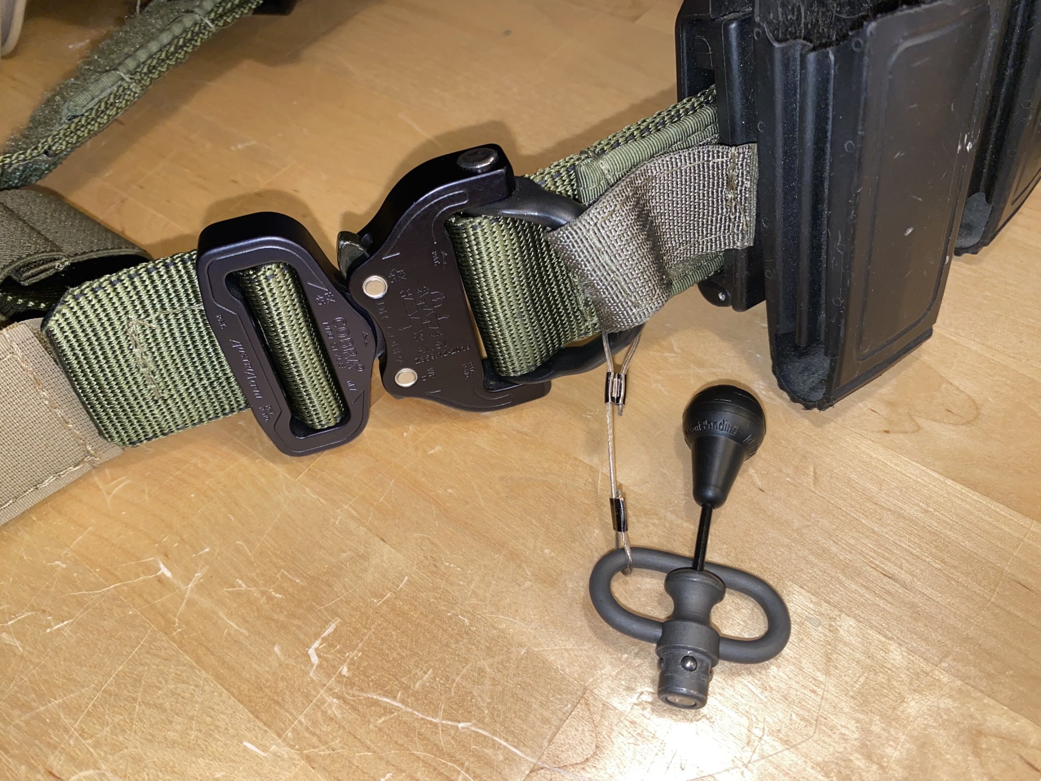 IMG_0884BLUE FORCE GEAR RED RAPID EMERGENCY DEPLOYMENT DEVICE ON HIGH SPEED GEAR RIGGER BELT O...jpg