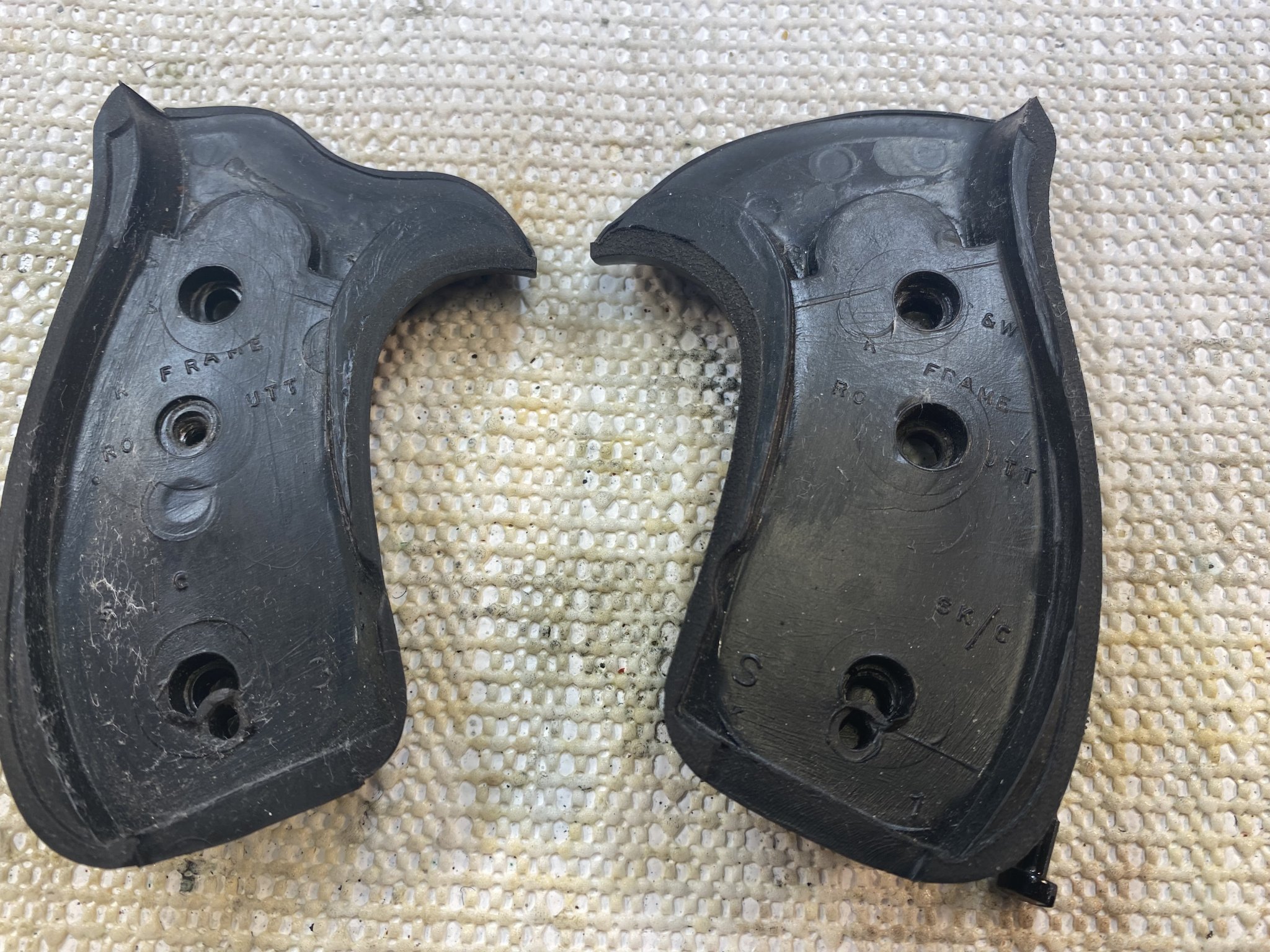 IMG_3065SMITH & WESSON 29-3 PACHMAYR FACTORY GRIPS DIFFERENT FRAME LETTERS 05.11.22 copy.jpg