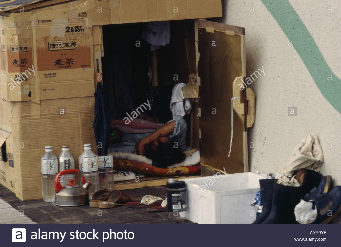 japan-honshu-tokyo-homeless-man-living-in-a-cardboard-box-shelter-AYP0YF.jpg