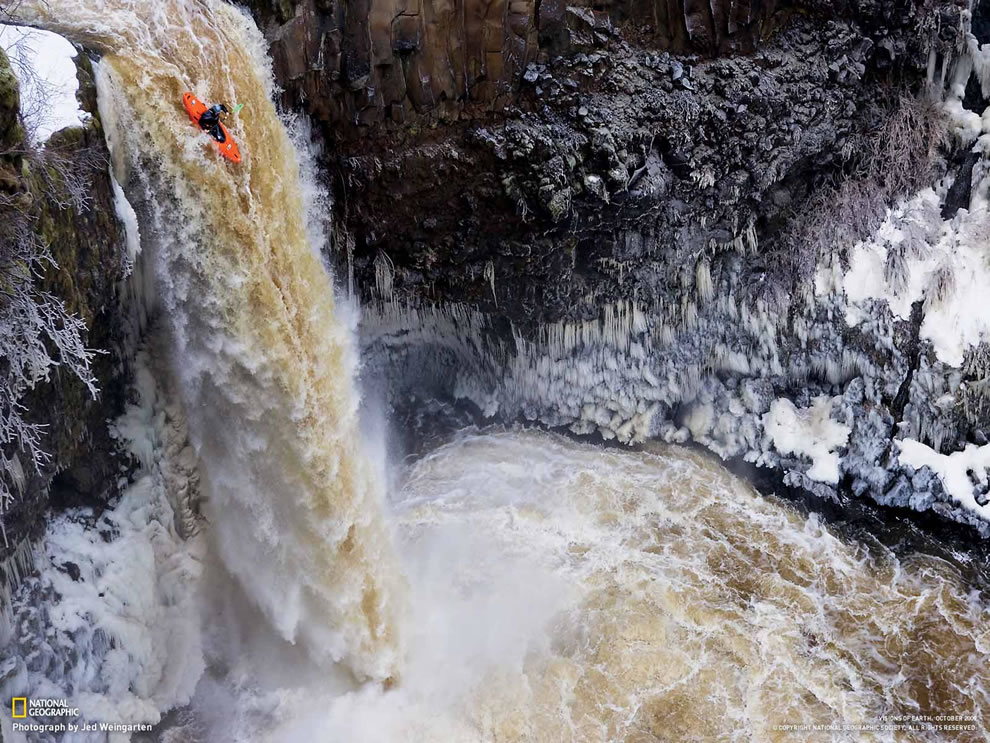 kayak-waterfall-going-down-wallpaper-1600x1200-14348-t-.-ibackgroundz.jpg