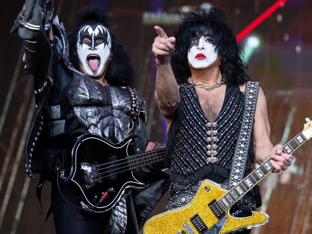 KISS-Paul-Stanley-Gene-Simmons@2000x1500-1068x801.jpg