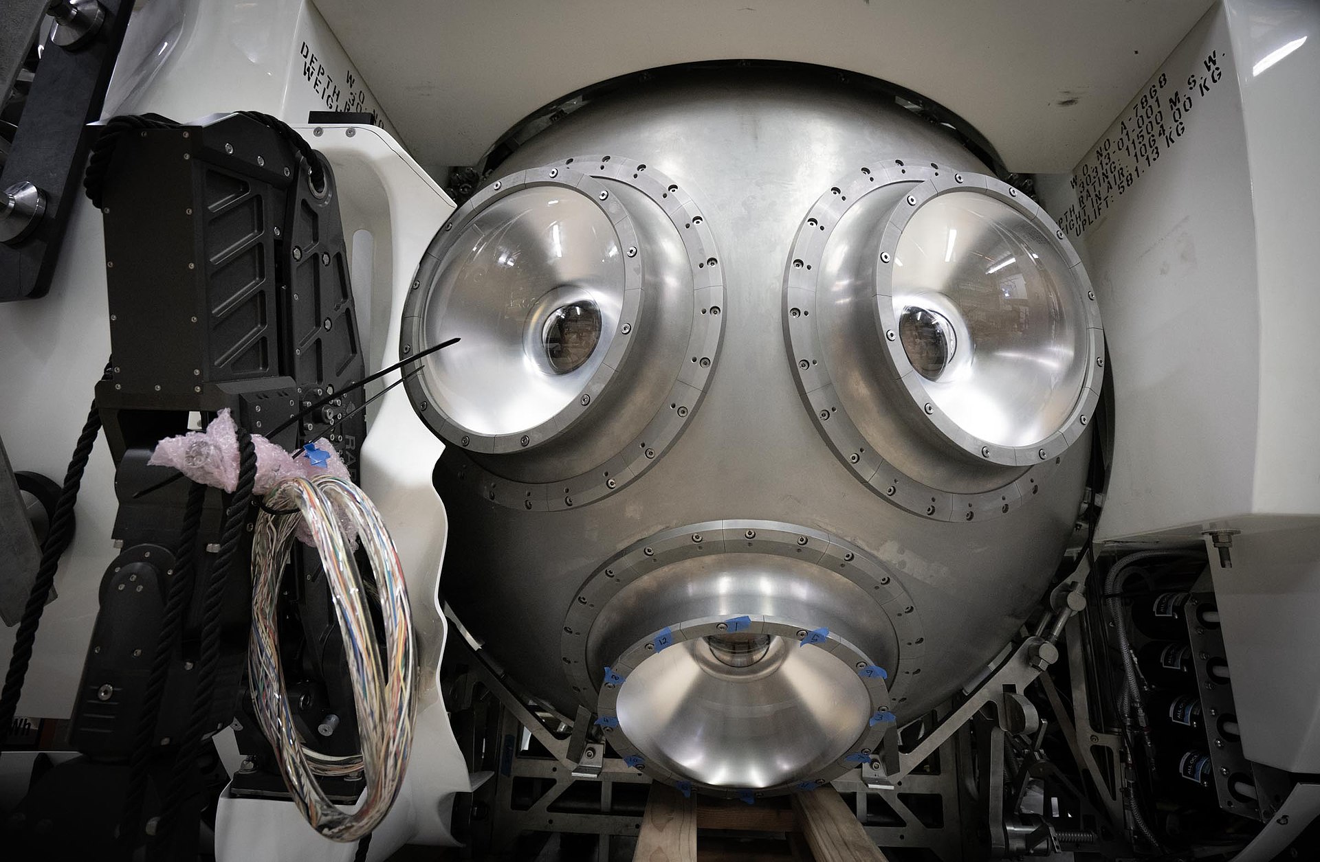 Limiting_Factor´s_titanium_sphere_and_the_robotic_arm.jpg