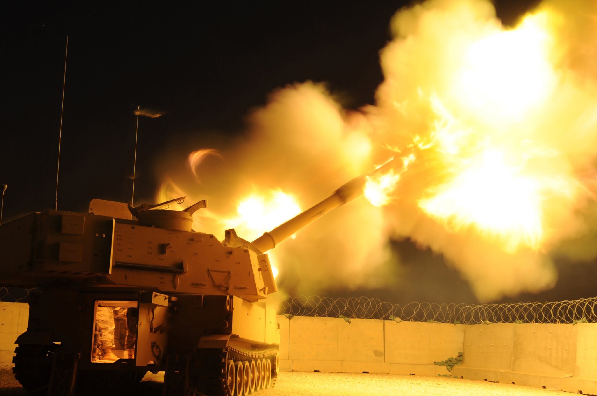 M-109A6_Paladin_firing.jpg