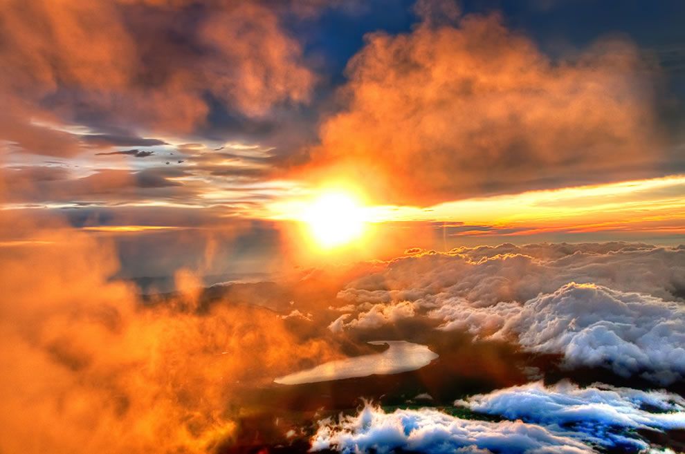 Majestic-Sunrise-from-the-Summit-of-Mount-Fuji.jpg