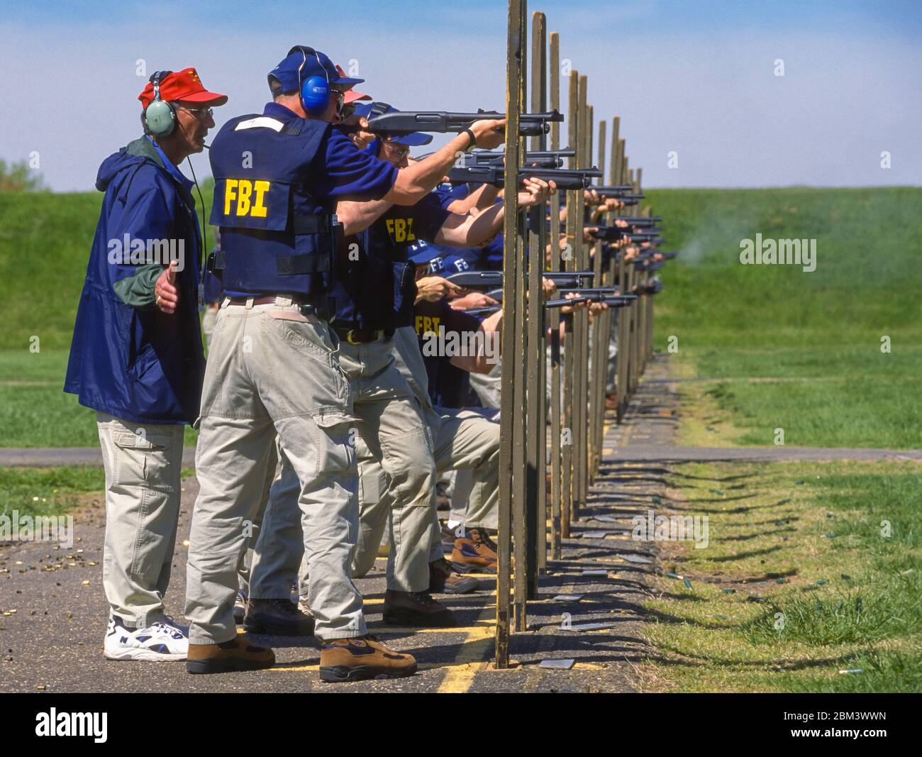 quantico-virginia-usa-april-27-1999-new-recruits-firearms-training-shotguns-fbi-academy-2BM3WWN.jpg
