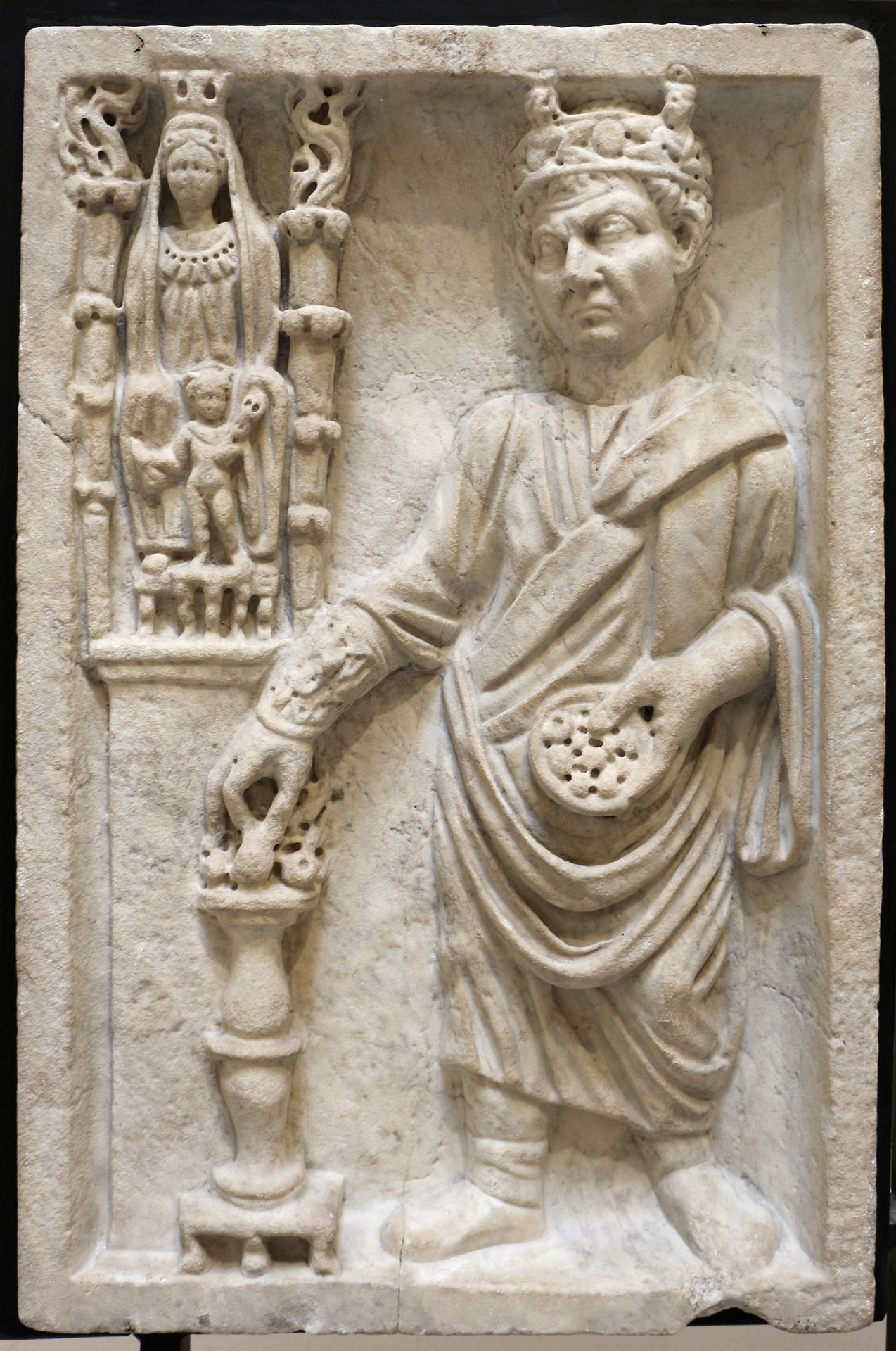 Sacerdote_che_sacrifica_a_cibele_(archigallo),_III_sec,_dalla_necropoli_di_porta_all'isola_sacra.JPG