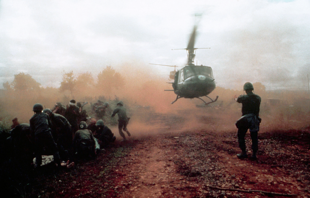 Screenshot_2020-06-13 Vietnam War 1965 - Trực thăng tản thương gần trại LLĐB Đức Cơ.png