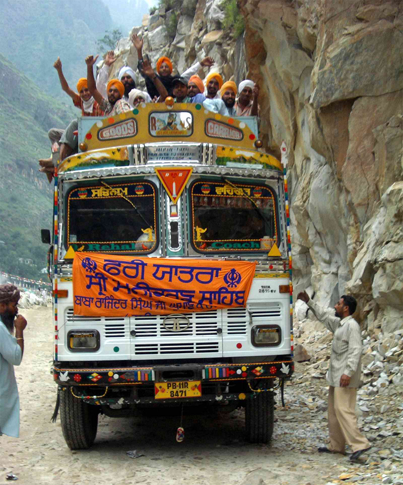 Sikh_pilgrims_cheering_on_bus_to_Manikaran.png