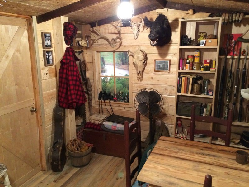 this-guy-built-a-rustic-cabin-man-cave-for-107-dollars-14.jpg