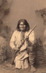 Geronimo with 1873 Trapdoor in 1887.jpg